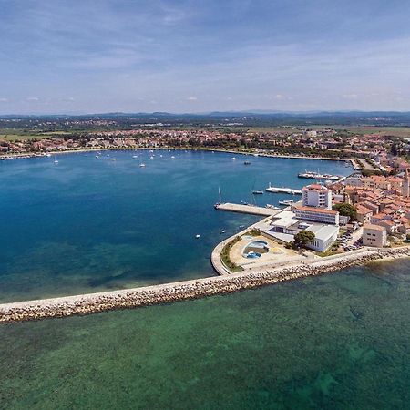 Lovely Apartment In Umag With Kitchen Extérieur photo