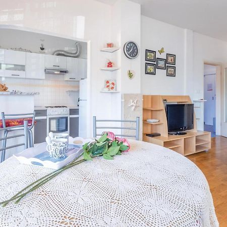 Lovely Apartment In Umag With Kitchen Extérieur photo
