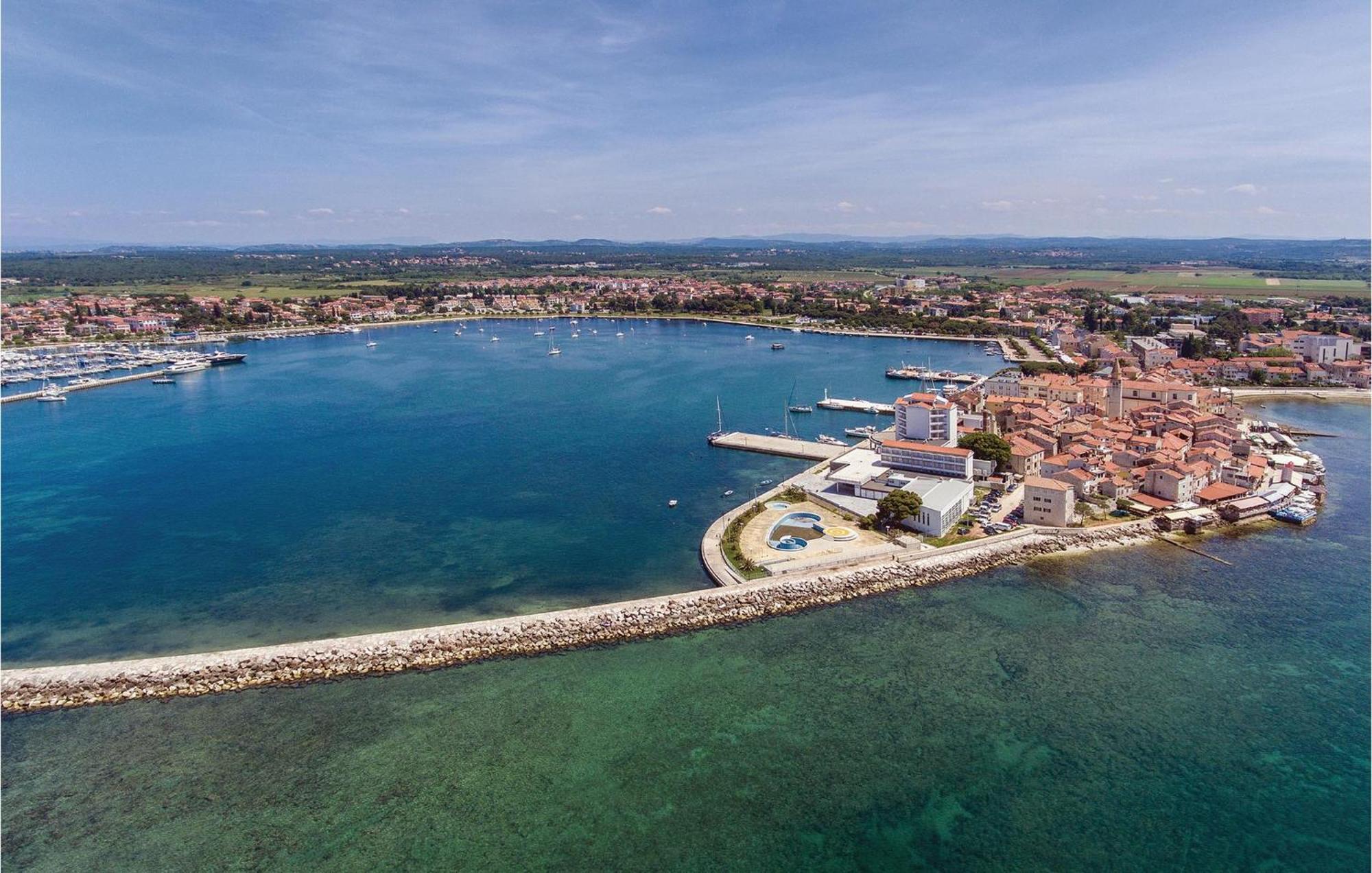 Lovely Apartment In Umag With Kitchen Extérieur photo