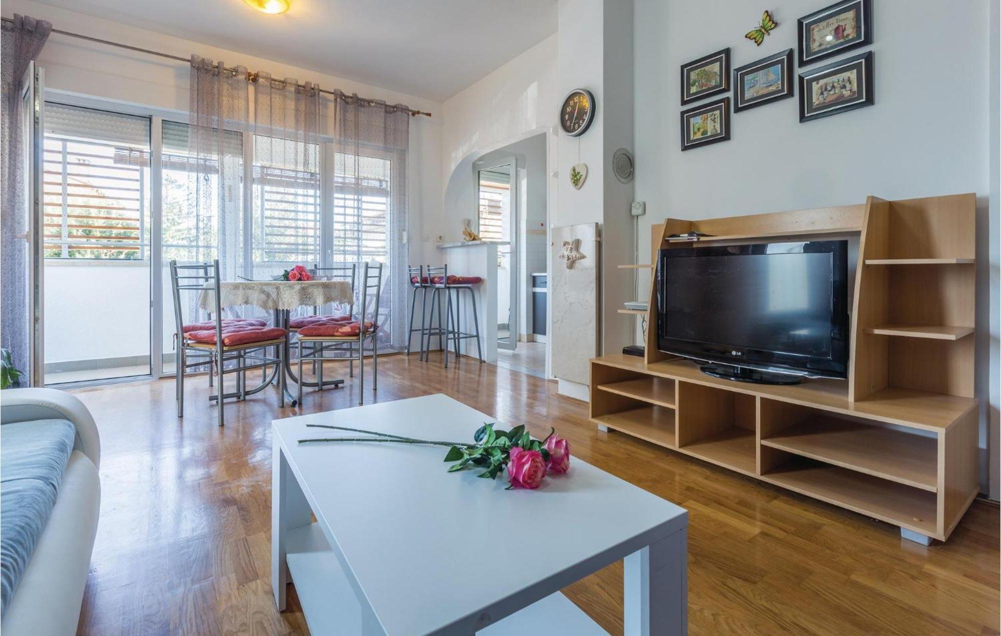Lovely Apartment In Umag With Kitchen Extérieur photo