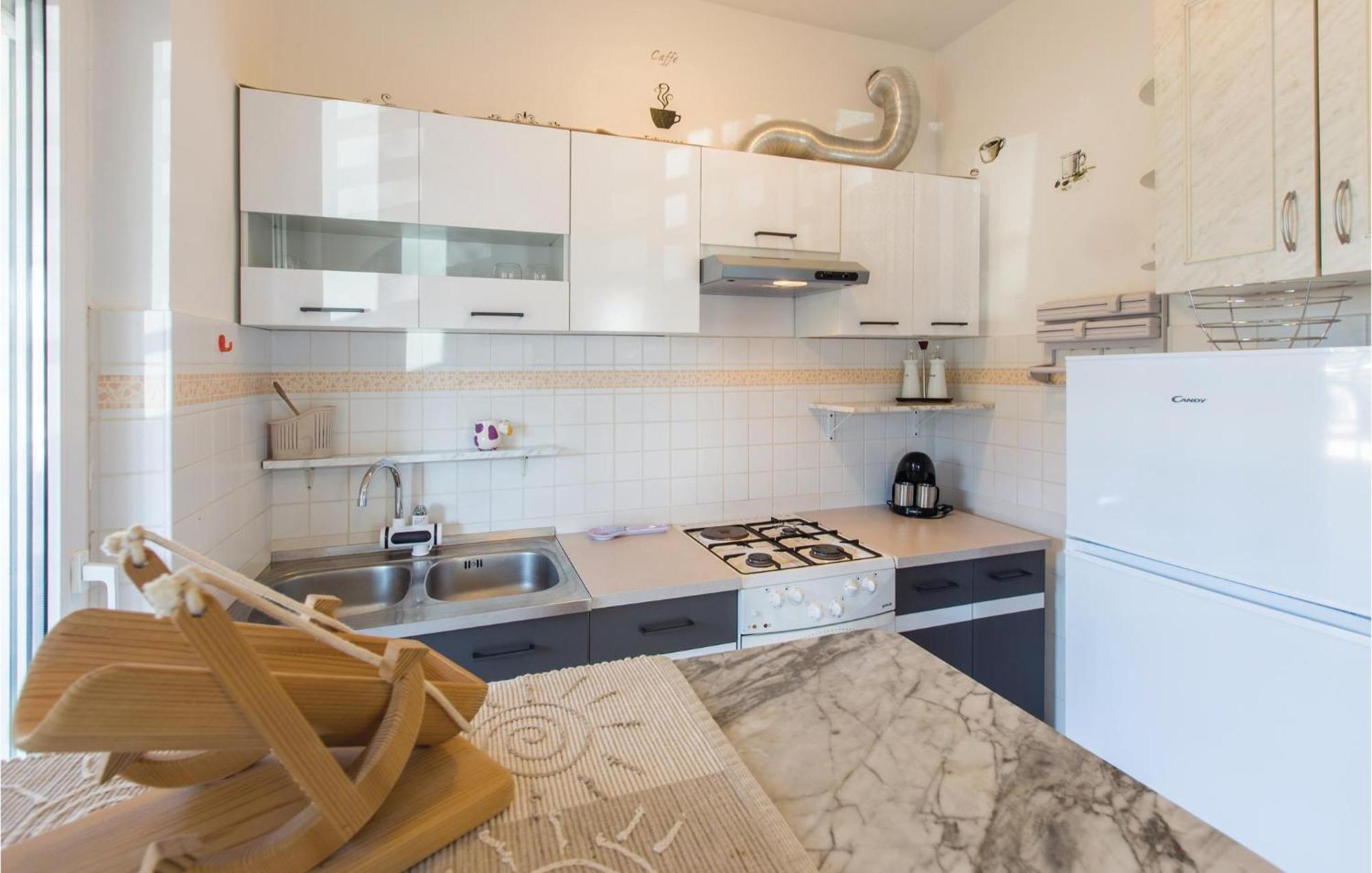 Lovely Apartment In Umag With Kitchen Extérieur photo