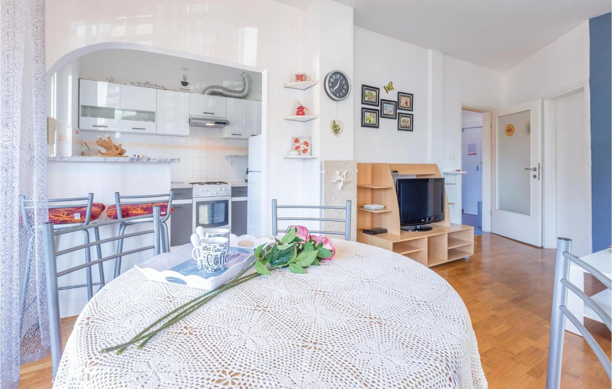 Lovely Apartment In Umag With Kitchen Extérieur photo