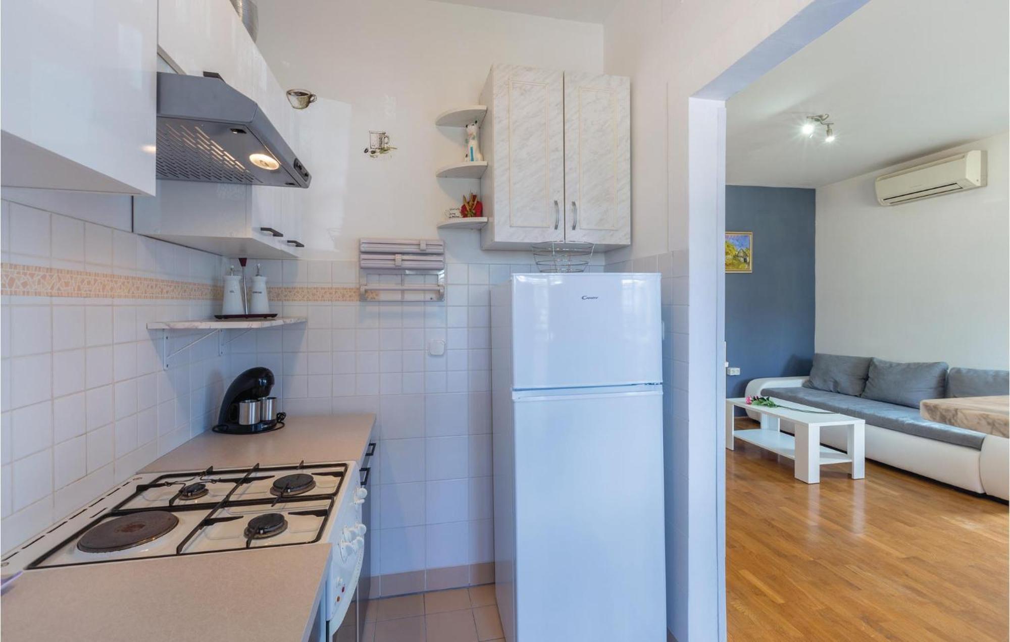 Lovely Apartment In Umag With Kitchen Extérieur photo