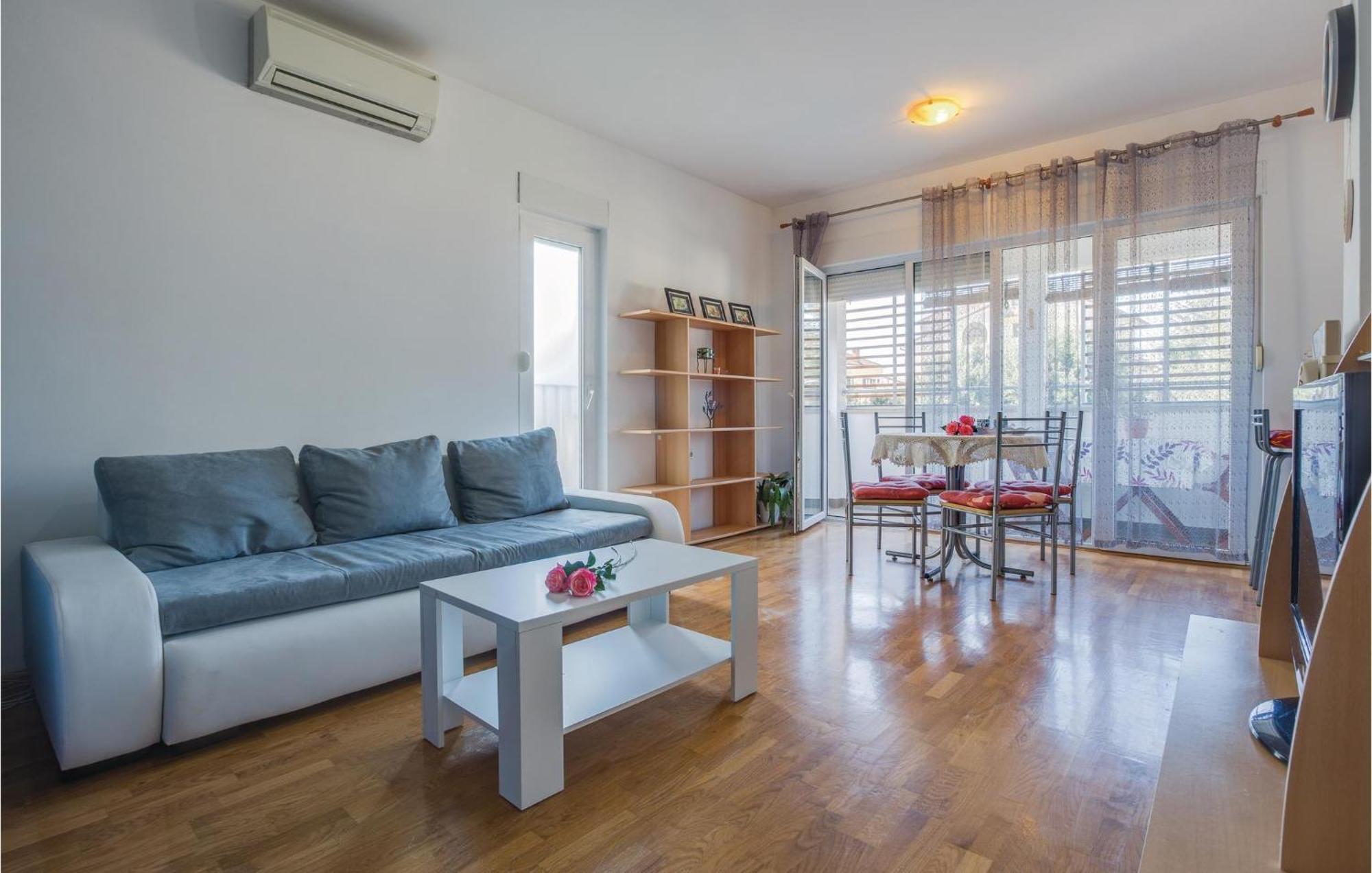 Lovely Apartment In Umag With Kitchen Extérieur photo