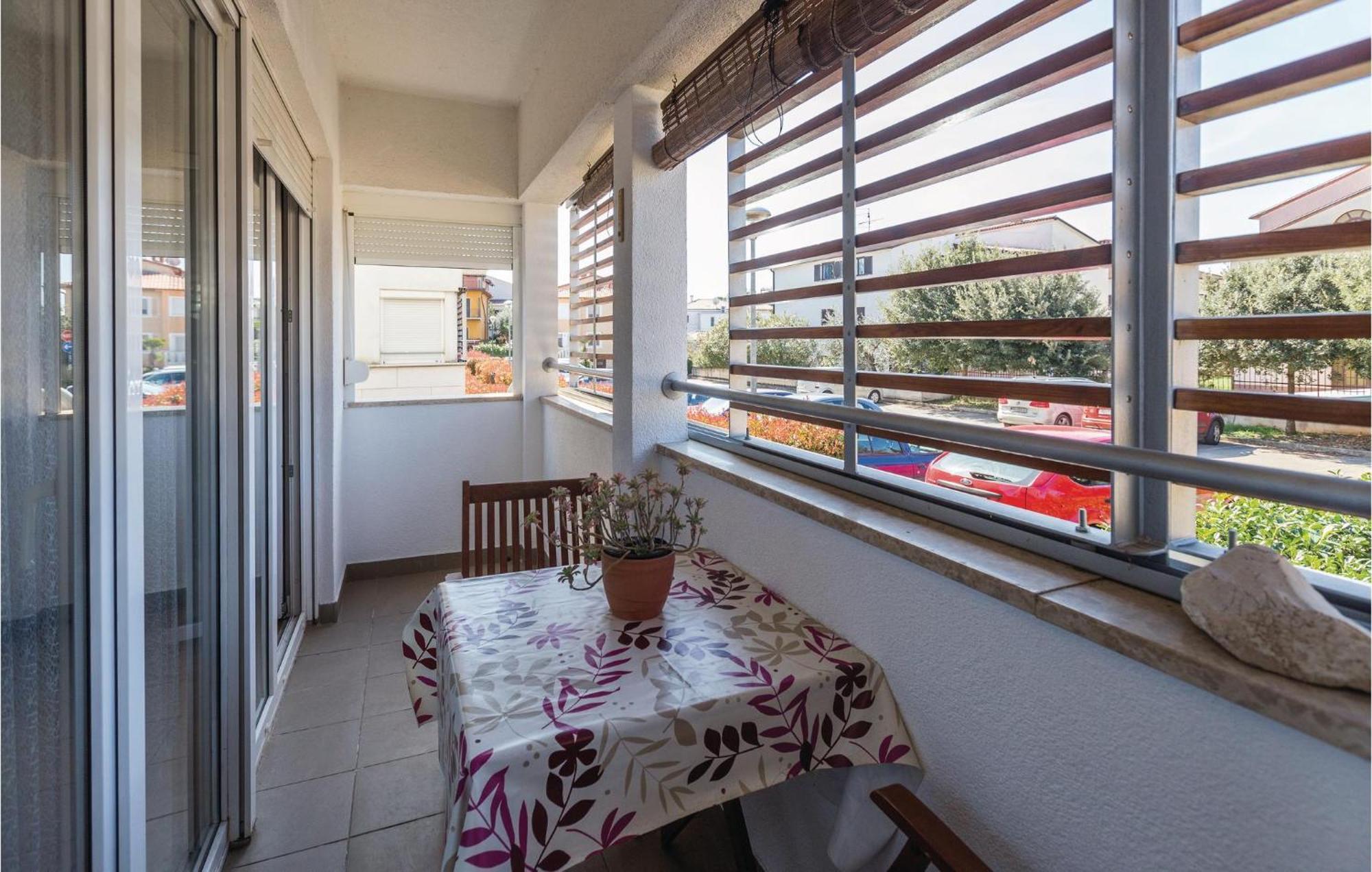 Lovely Apartment In Umag With Kitchen Extérieur photo