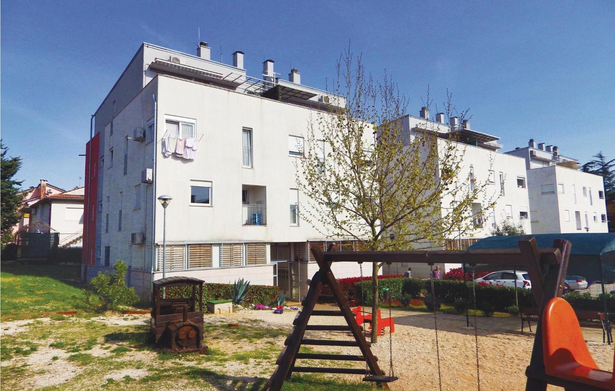 Lovely Apartment In Umag With Kitchen Extérieur photo