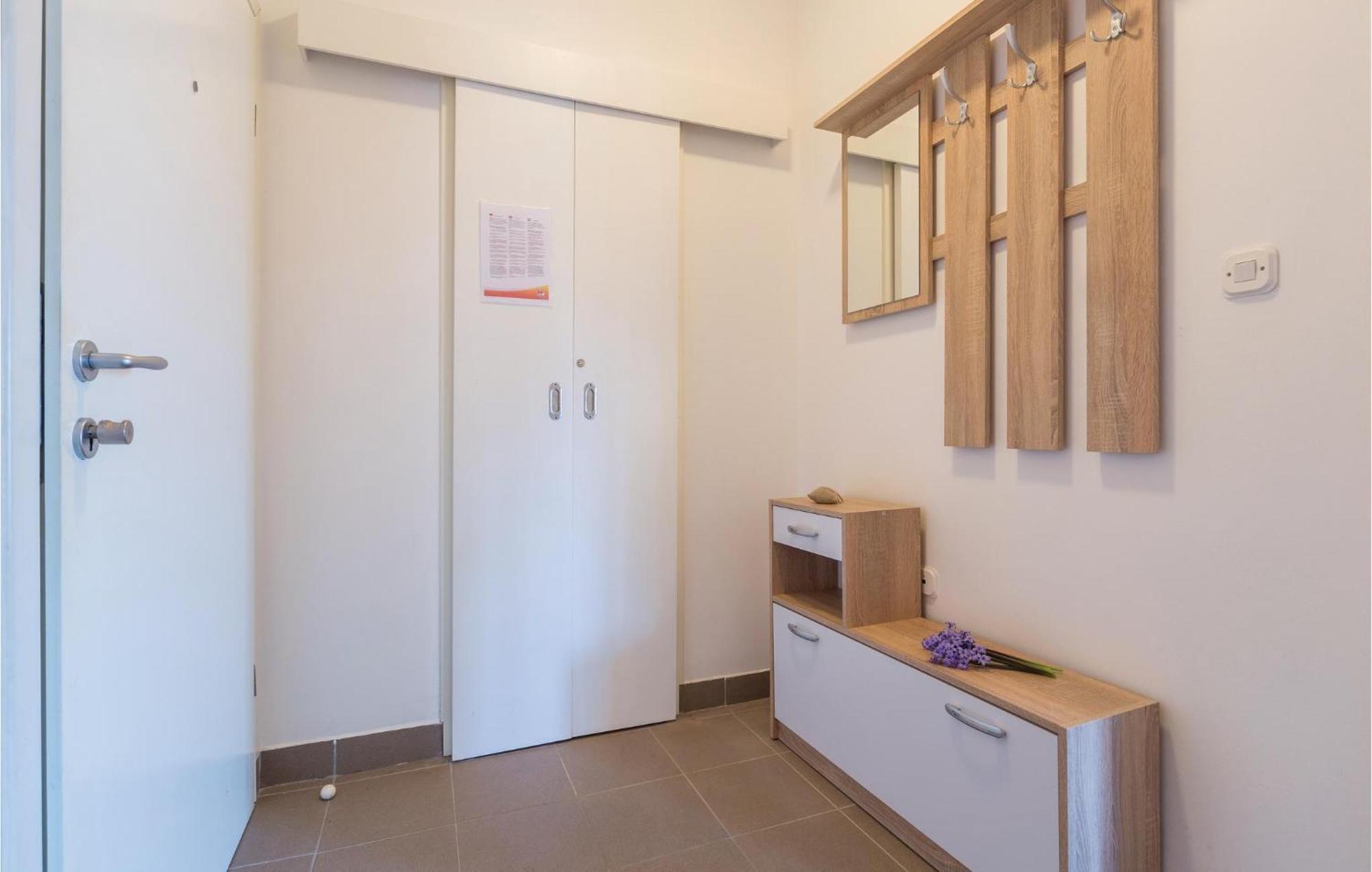 Lovely Apartment In Umag With Kitchen Extérieur photo